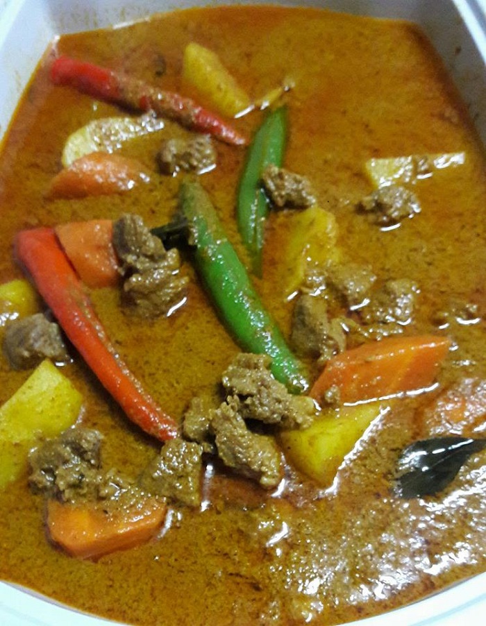Gambar hidangan kari daging dengan kuah pekat dan ubi kentang dalam mangkuk