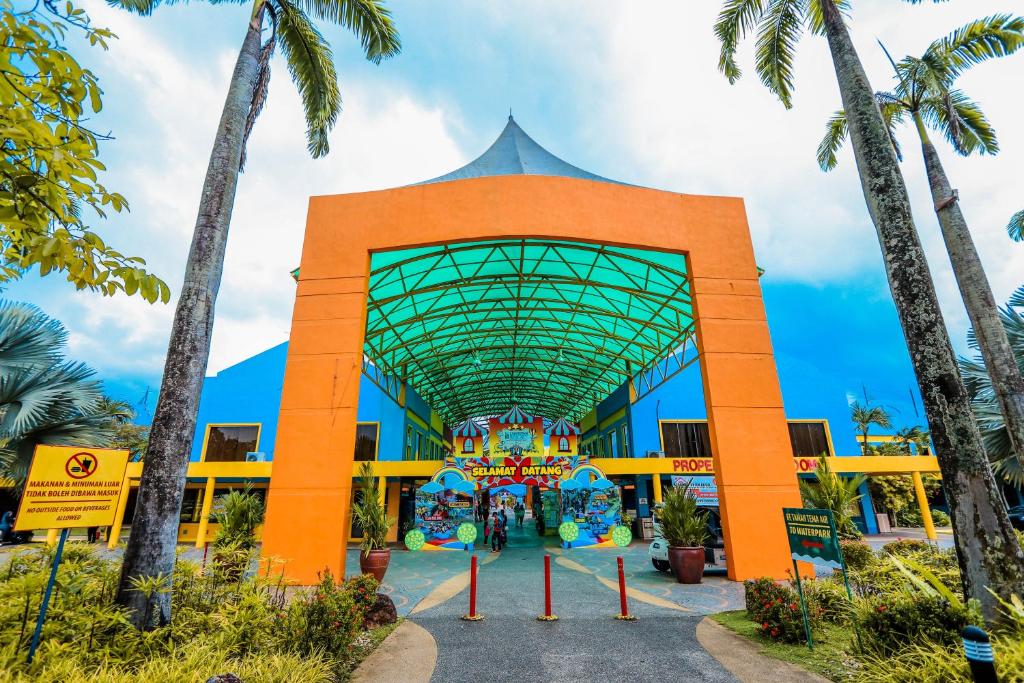 Pemandangan resort dan tasik di Bukit Merah