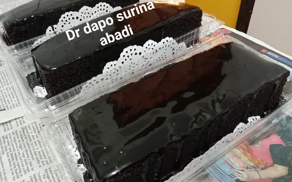 Hirisan kek coklat moist yang lembut