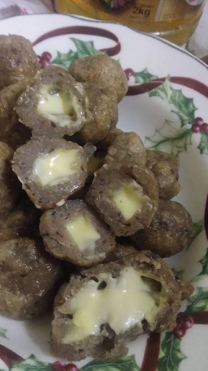 Sebuah mangkuk berisi keropok lekor bentuk bulat dengan inti cheese yang meleleh.