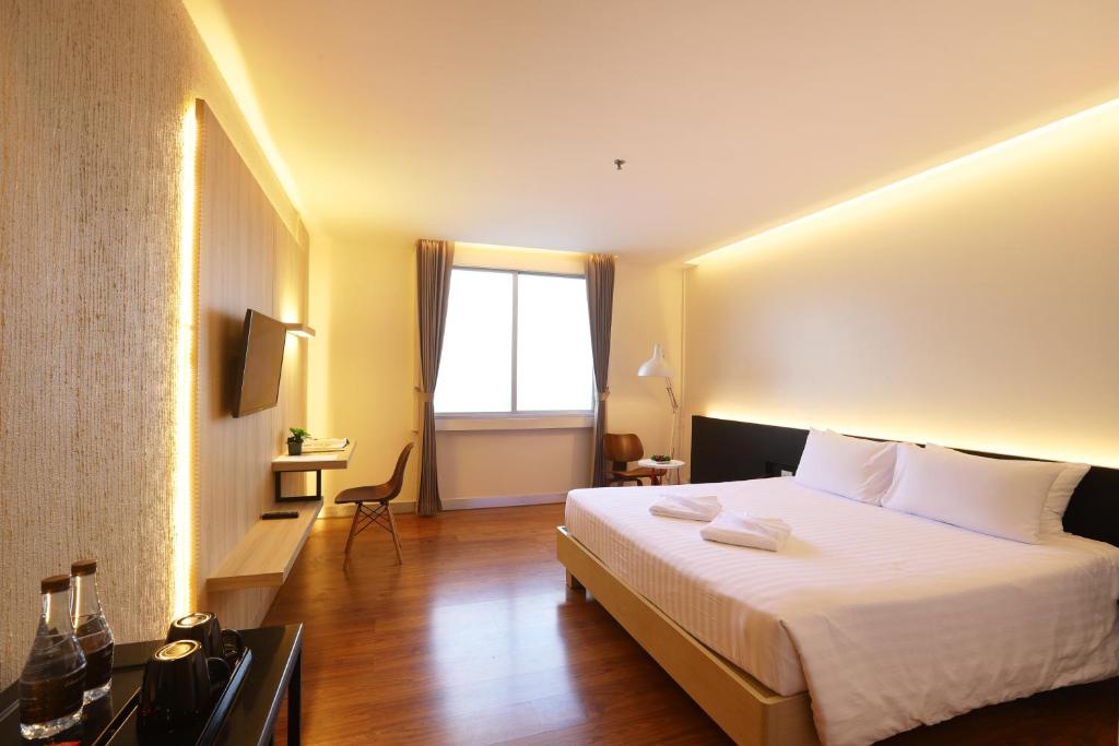 Pemandangan luar Lee Gardens Plaza Hotel