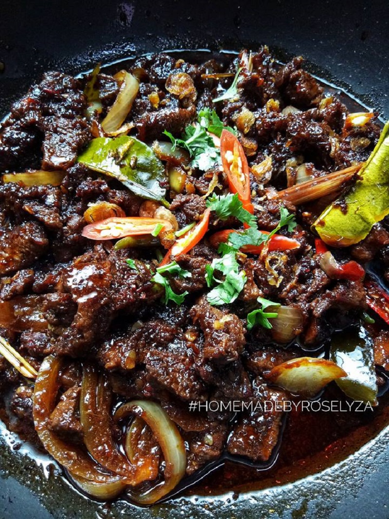 Hidangan daging masak kicap pekat dengan hirisan bawang holland dan cili merah di dalam kuali