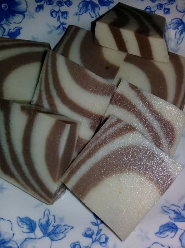 Puding roti marble Milo yang sedap dengan corak marble eksklusif di dalam loyang.