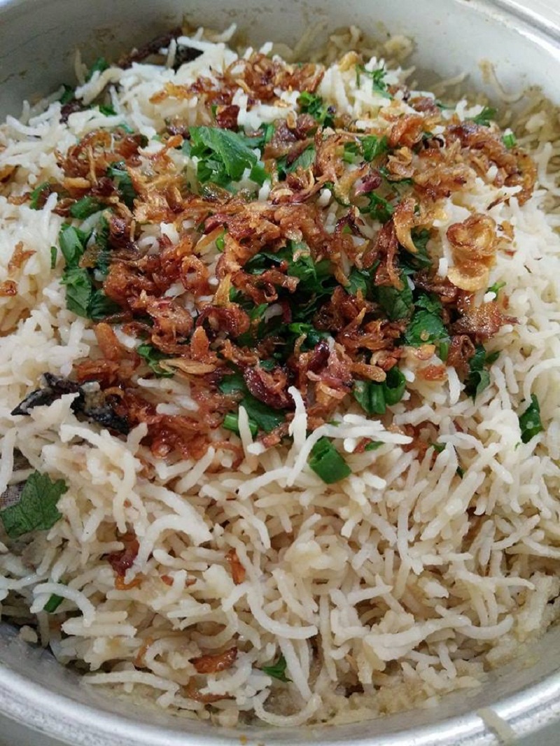 Sepiring nasi minyak kampung yang nampak sedap dan berserta lauk.