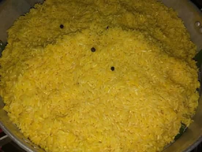 Sebuah pinggan berisi pulut kuning yang telah siap dimasak.