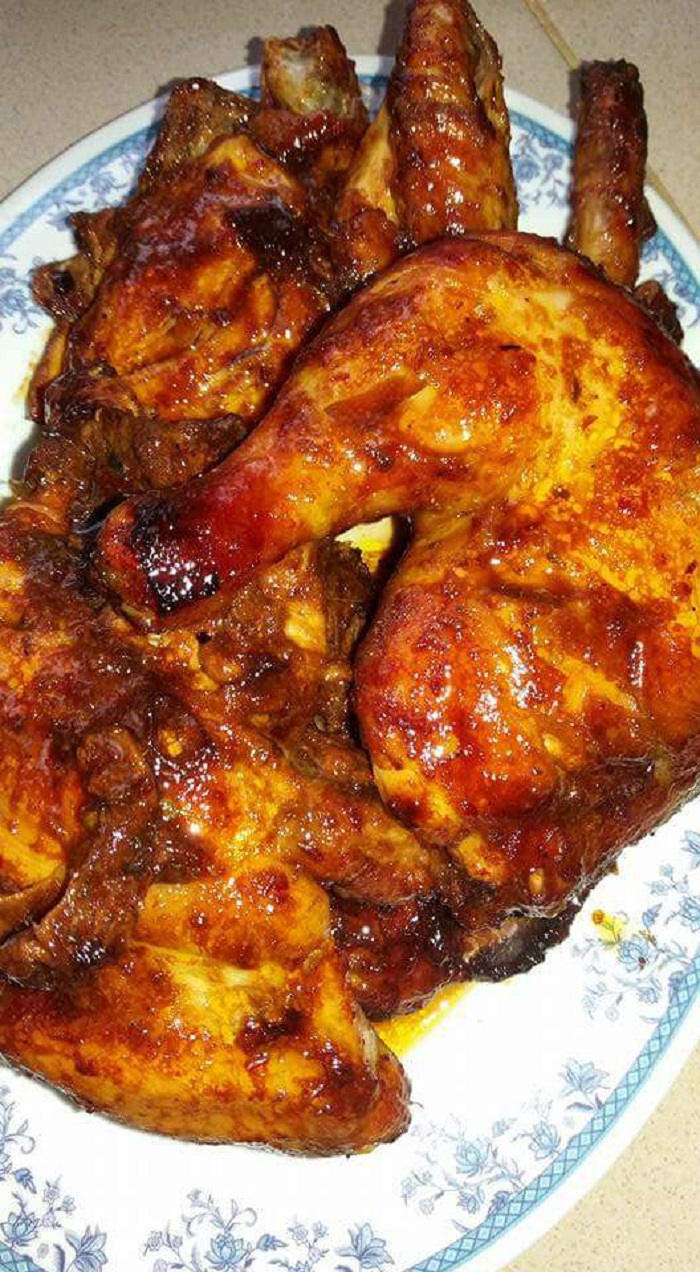 Gambar hidangan ayam panggang madu lada hitam yang dibakar menggunakan oven.