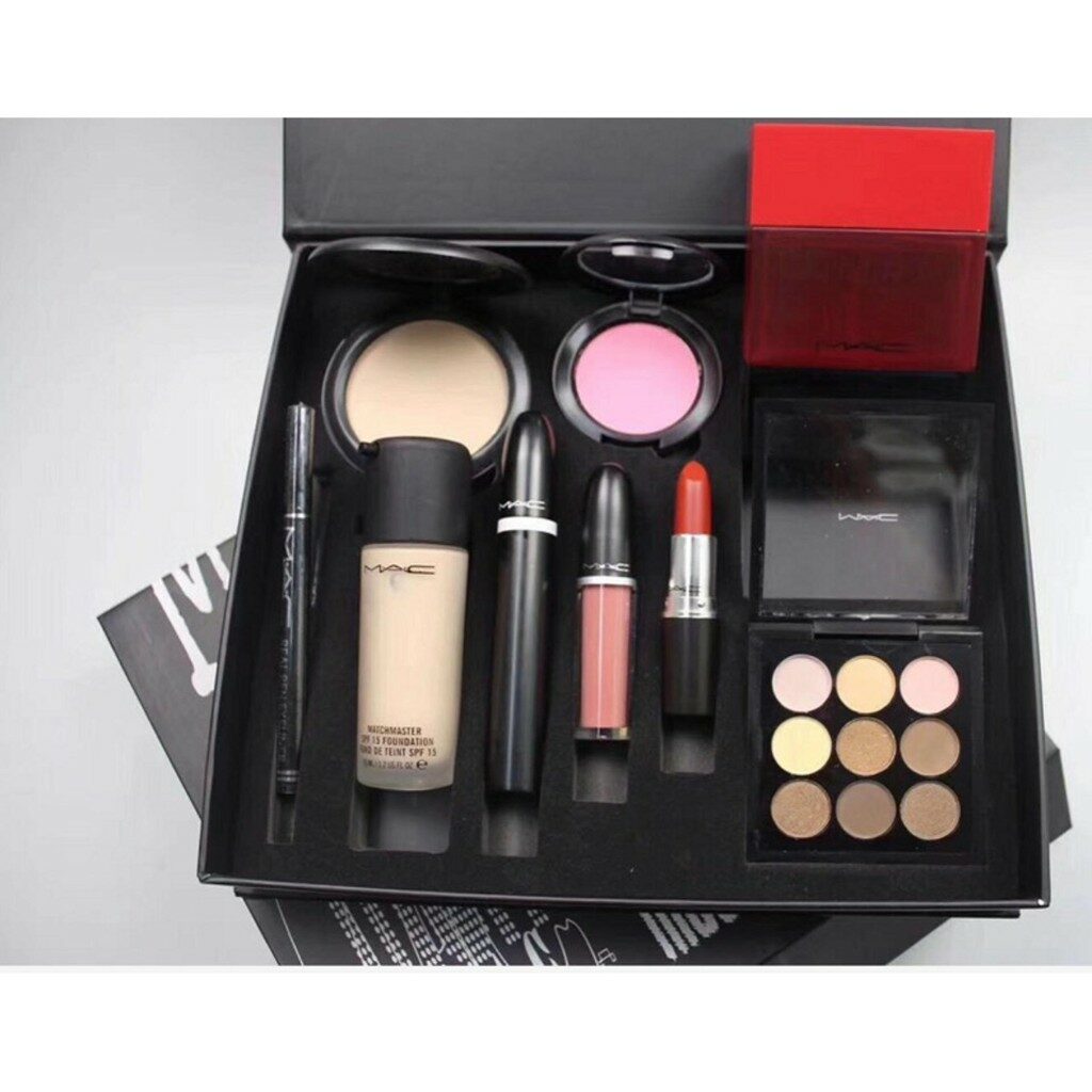 Set kosmetik dan alat solek untuk wanita