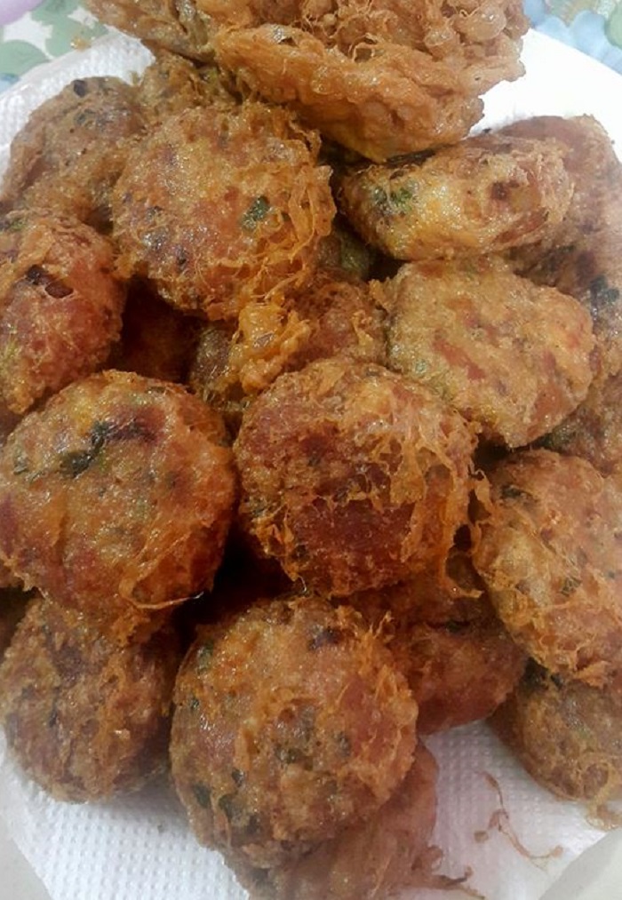 Begedil ayam berbentuk bulat datar yang telah digoreng