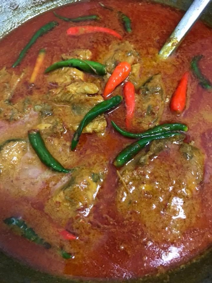 Sepinggan hidangan gulai ikan tongkol dengan kuah santan berempah yang pekat dan menyelerakan.