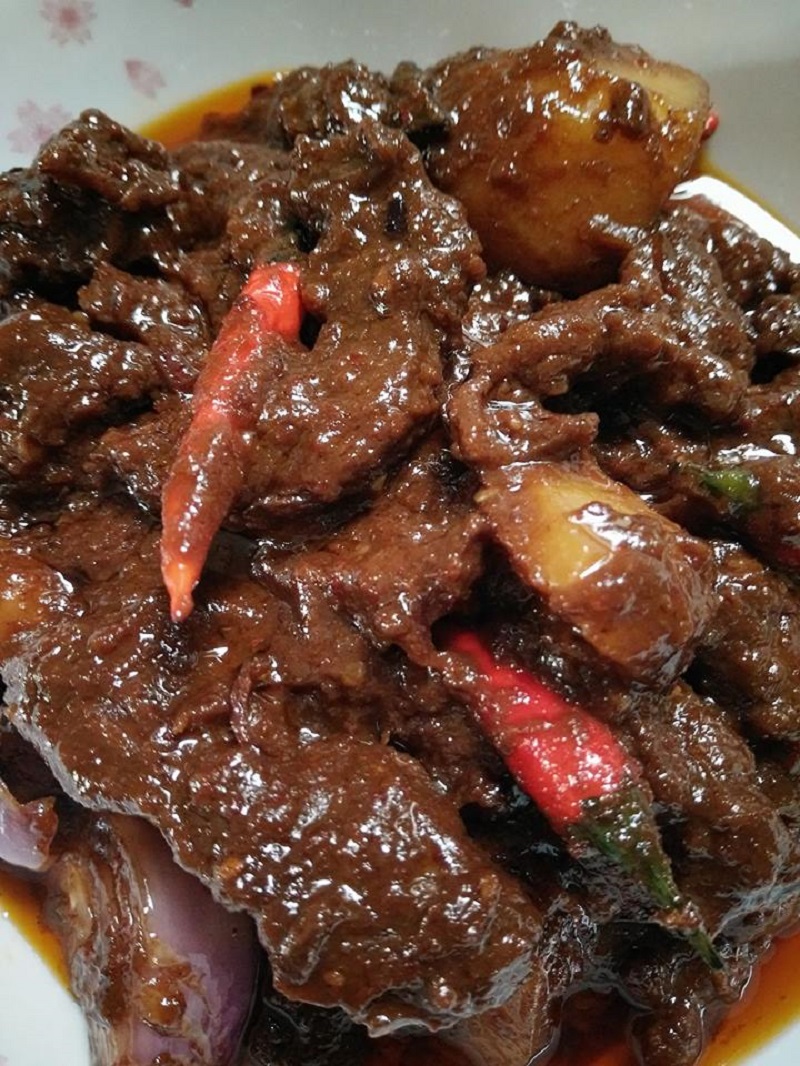 Sepinggan hidangan daging kerutuk yang pekat dengan kuah rempah dan kentang.