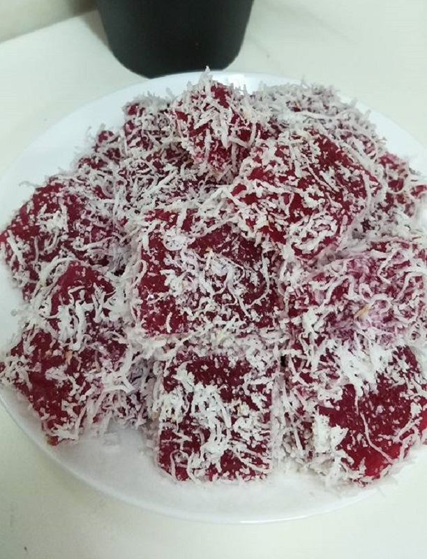 Gambar kuih sagu yang berkilat dan kenyal dipotong kecil bersama kelapa parut.