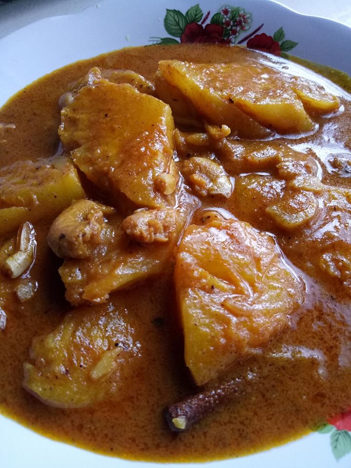 Gambar hidangan pajeri nenas yang dimasak bersama rempah ratus dan kelihatan pekat.