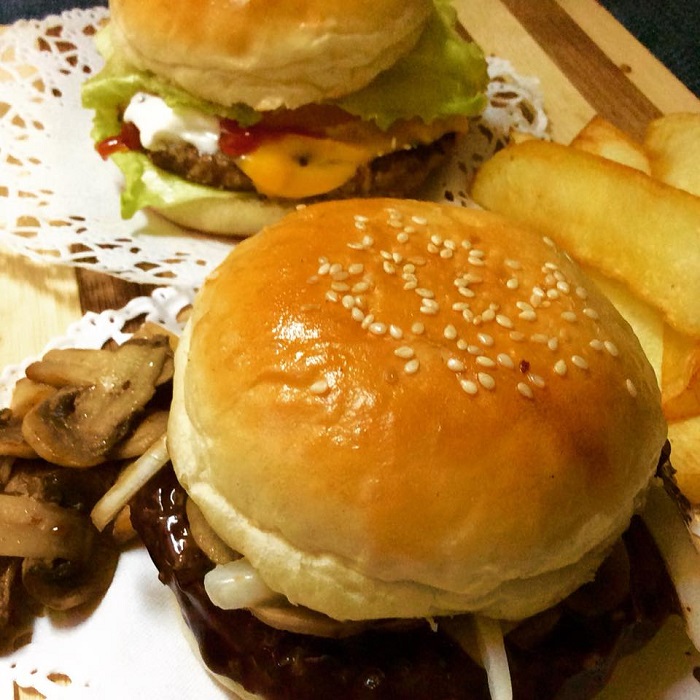 Burger bakar prosperity homemade yang dibakar