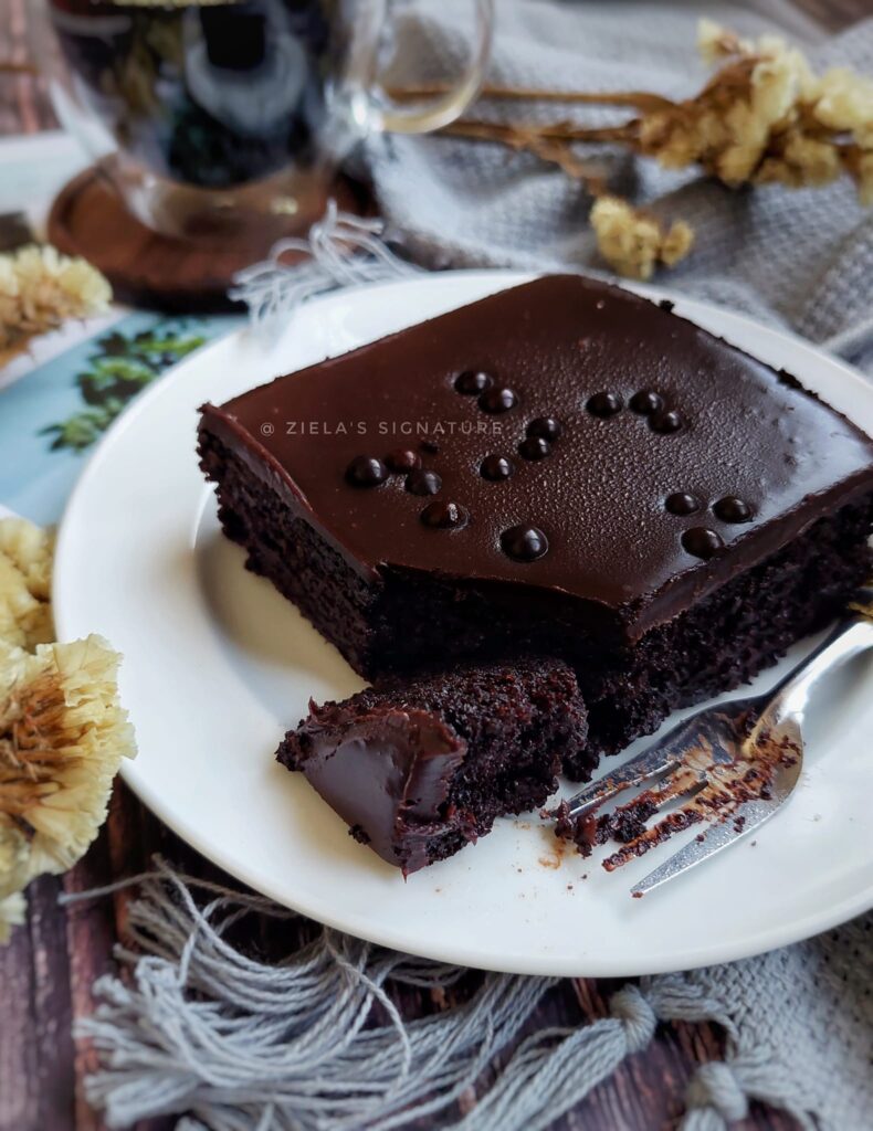 Kek coklat moist yang baru siap dibakar