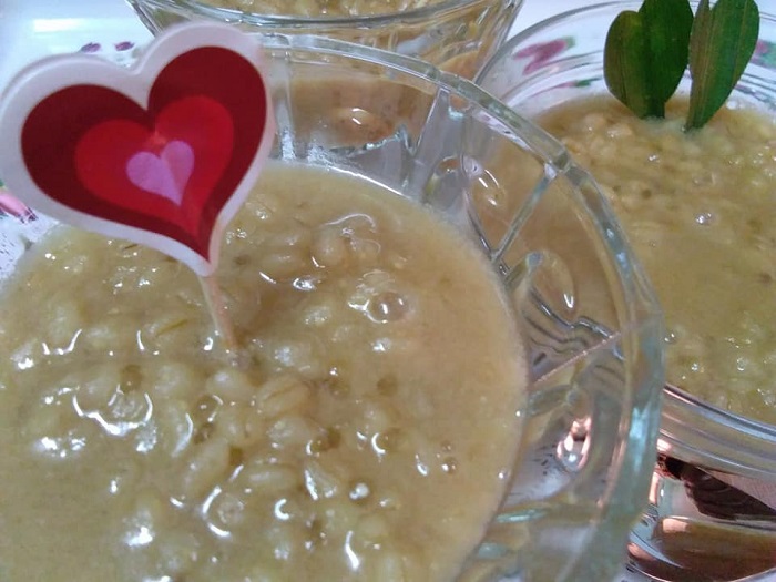 Sebuah mangkuk berisi bubur gandum yang dimasak bersama santan dan gula melaka.