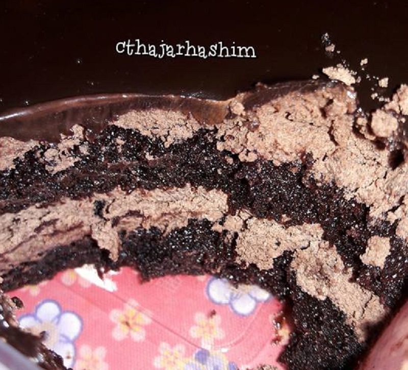 Kek coklat lapisan mousse coklat dengan ganache di atas diletakkan di atas piring.