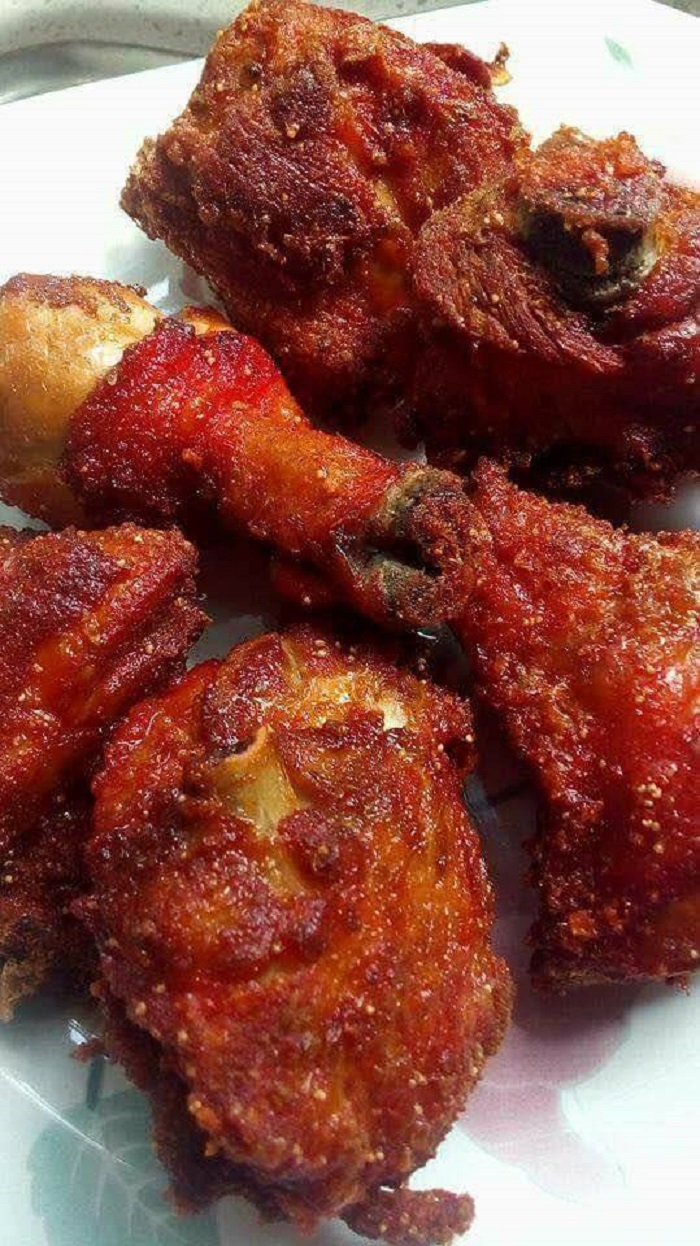 Sepinggan ayam goreng mamak yang rangup berwarna merah.