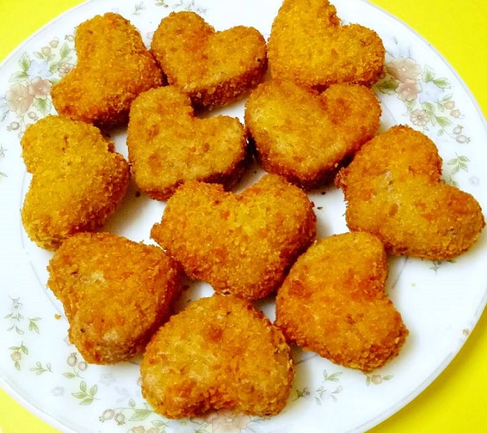Gambar nugget ayam goreng yang keemasan dan sedap