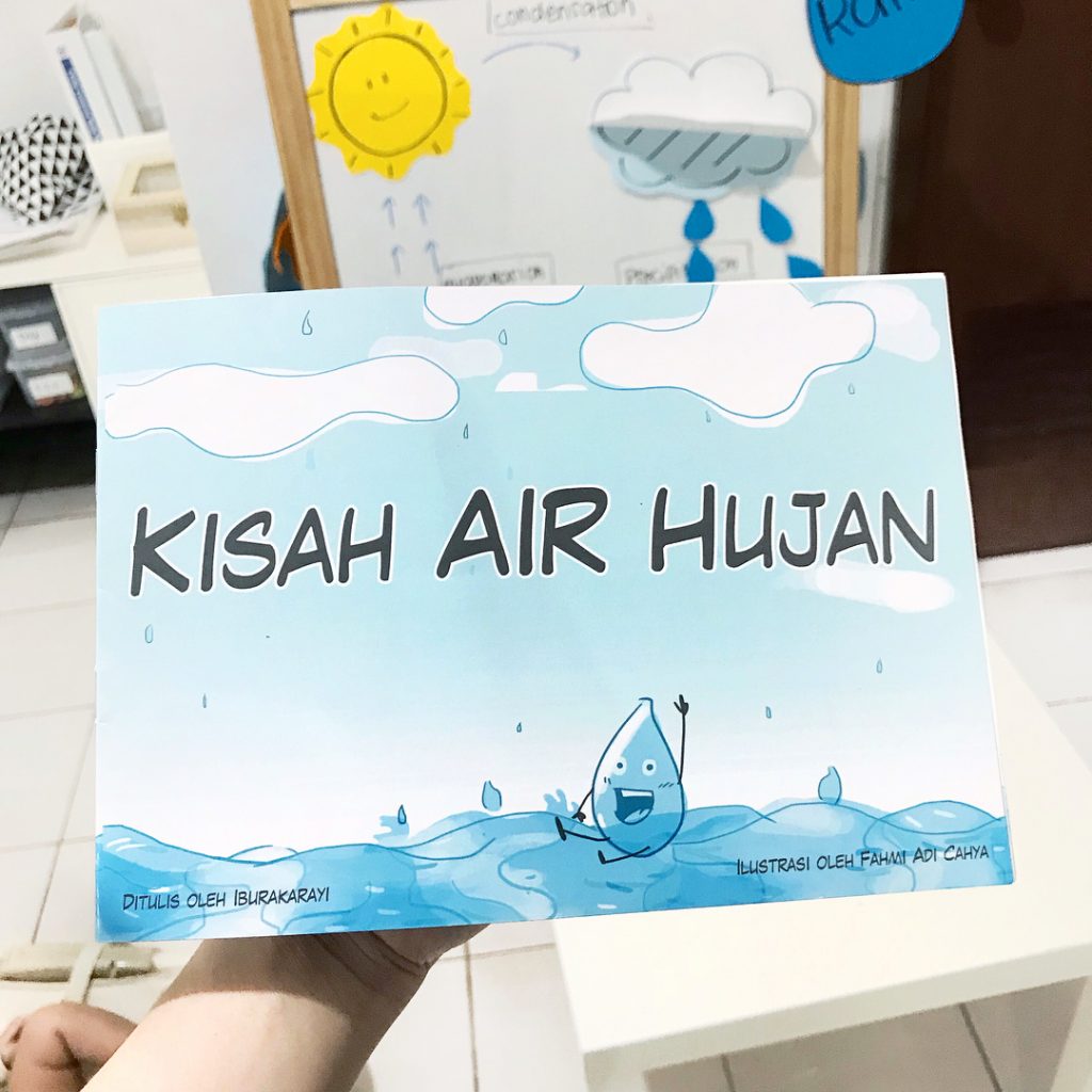 Ibu sedang menjawab pertanyaan anak dengan sabar