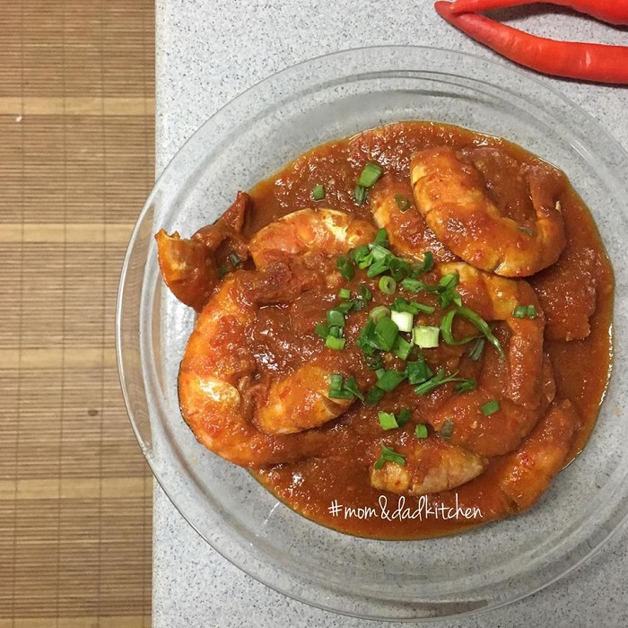Hidangan udang masak merah berkuah merah yang sedap di atas pinggan.