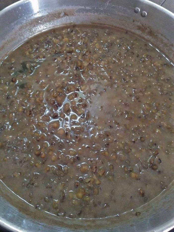Sebiji mangkuk berisi bubur kacang hijau yang sedap dan mewangi