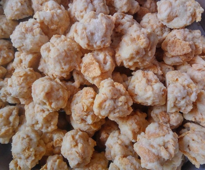 Sekeping biskut cornflakes yang telah siap dibakar berwarna kekuningan