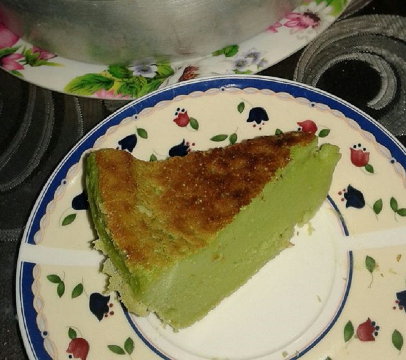Gambar potong kuih bakar pandan yang berwarna hijau.