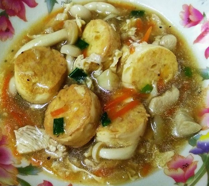 Sebuah mangkuk berisi sup tauhu telur yang sedap dan menggugah selera