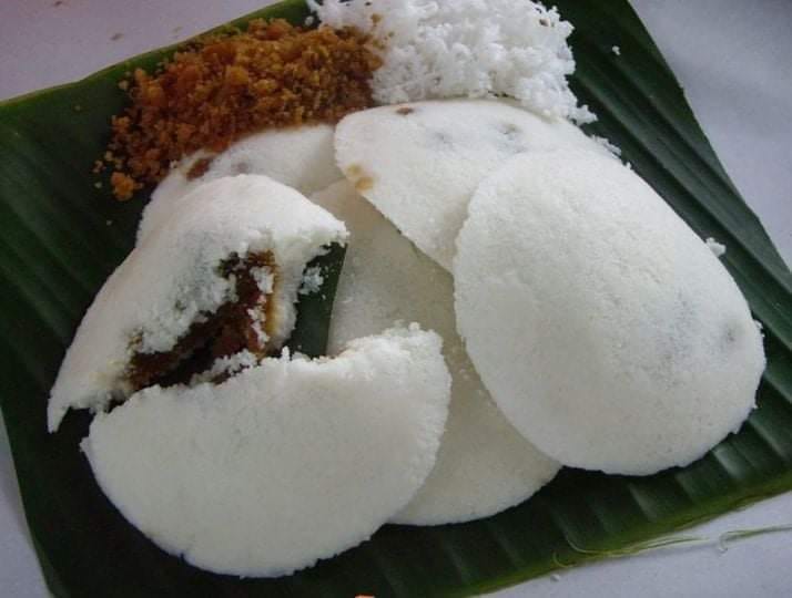 Putu piring kukus berisi gula merah