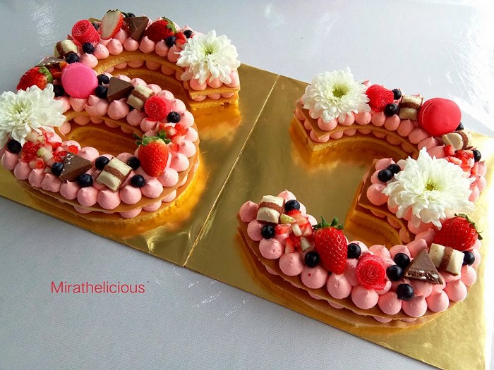 Kek monogram berhias krim cream cheese frosting berbentuk nombor untuk sambutan hari jadi