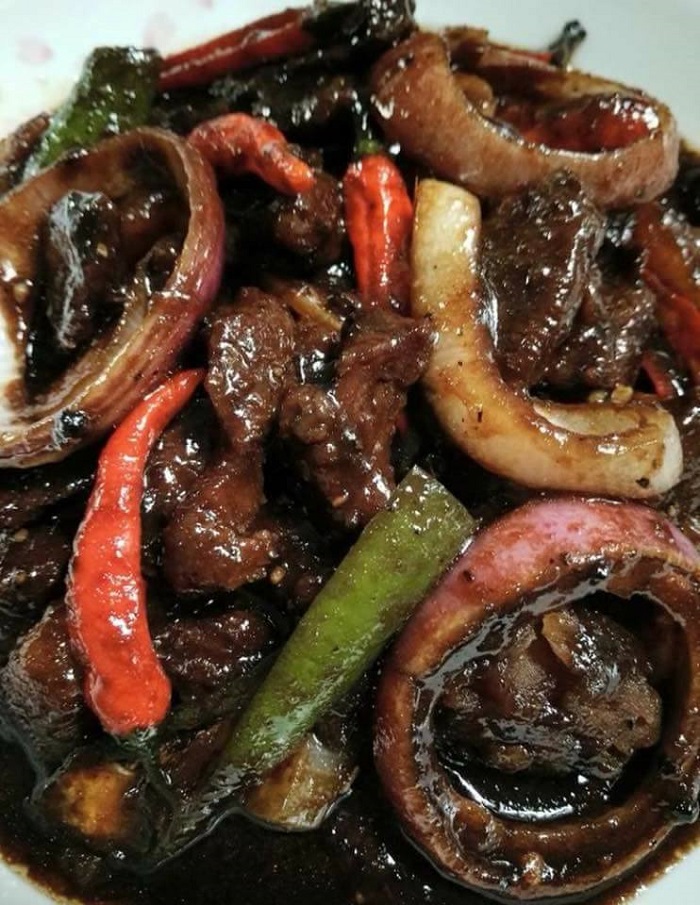 Hidangan daging lada hitam yang gurih dan pekat dalam pinggan
