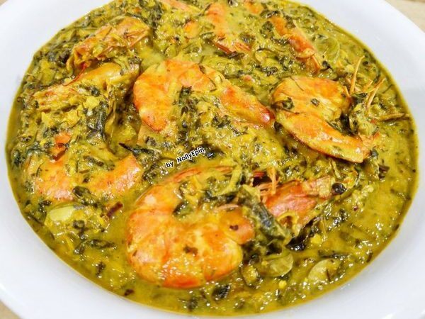 Udang masak tempoyak dengan daun kayu