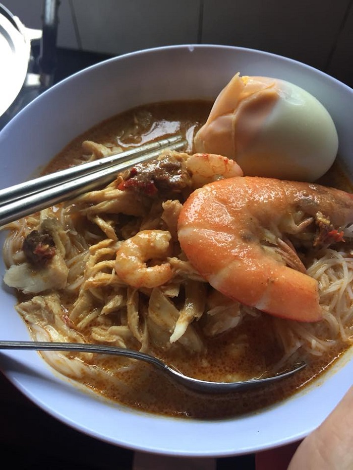 Se Pinggan Laksa Sarawak Berkuah Kuning Dengan Bihun, Ayam, Udang Dan Ulam