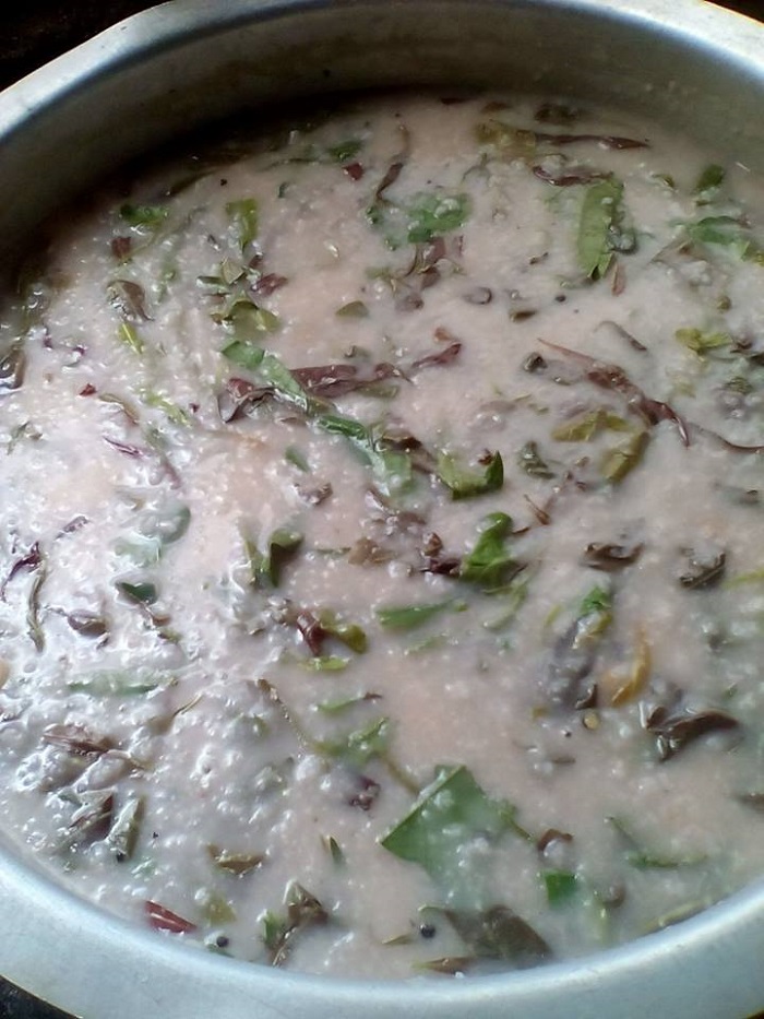Sebuah mangkuk berisi bubur lambuk Pantai Timur yang sedap dimasak dengan pucuk miding