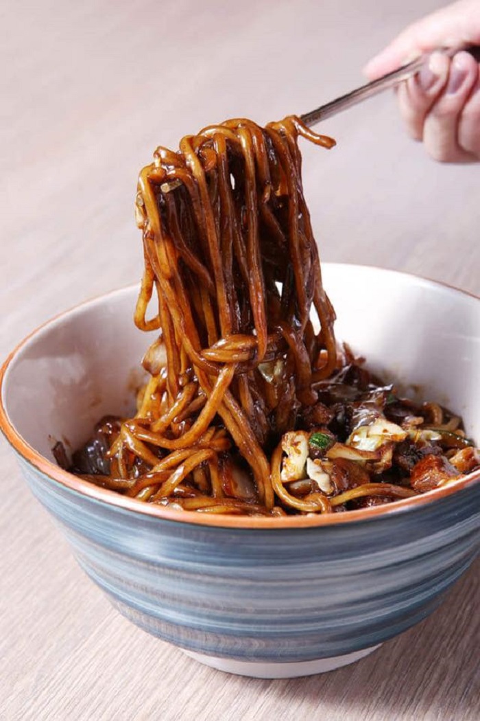 Semangkuk mee Jajangmyeon Korea dengan kuah kacang hitam pekat, daging dan sayur dipotong dadu.