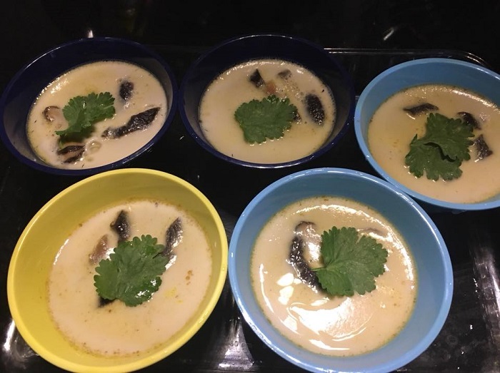 Mangkuk chawanmushi atau steamed egg custard kukus yang lembut