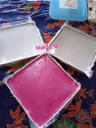 Kuih talam gula merah dengan lapisan atas putih