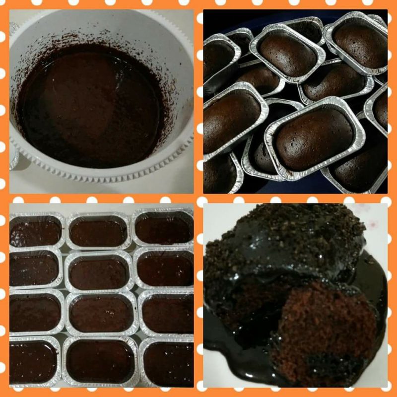 Kek coklat moist kukus dengan sos coklat meleleh di atas permukaan kek yang gebu.