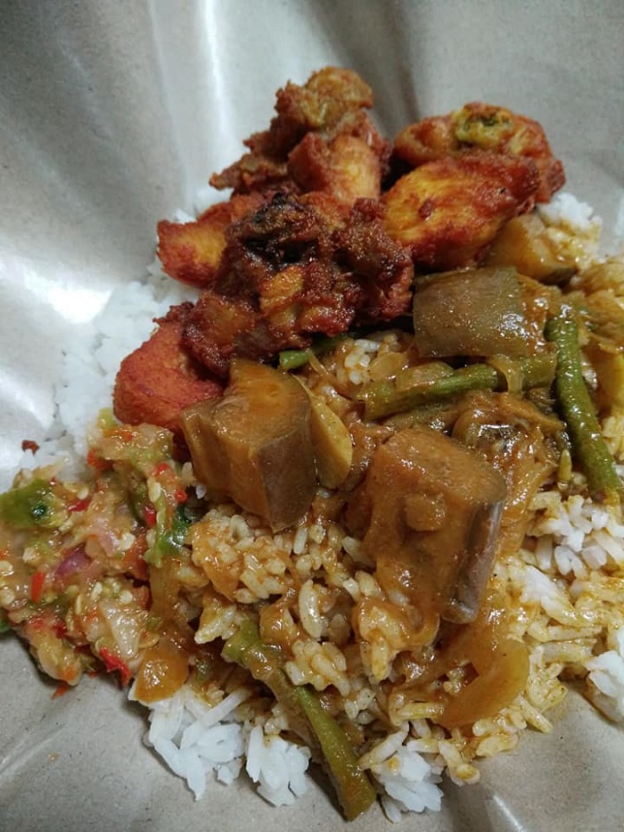 Sehidangan nasi kak wok dengan lauk ayam goreng, gulai dan sambal belacan.