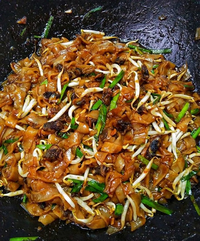 Gambar hidangan kuey teow goreng kerang yang dimasak bersama tauge dan daun kucai.