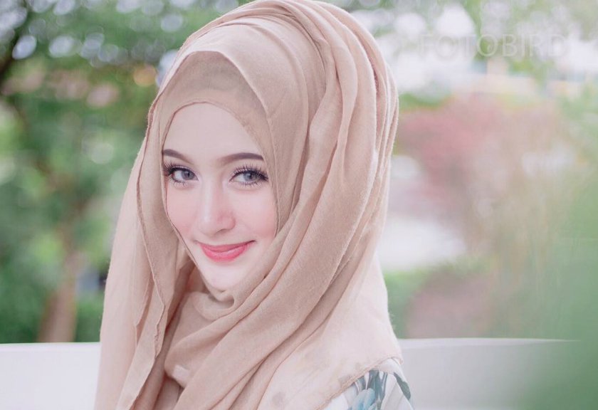 Wanita tua sedang tersenyum melambangkan warisan petua tradisional.