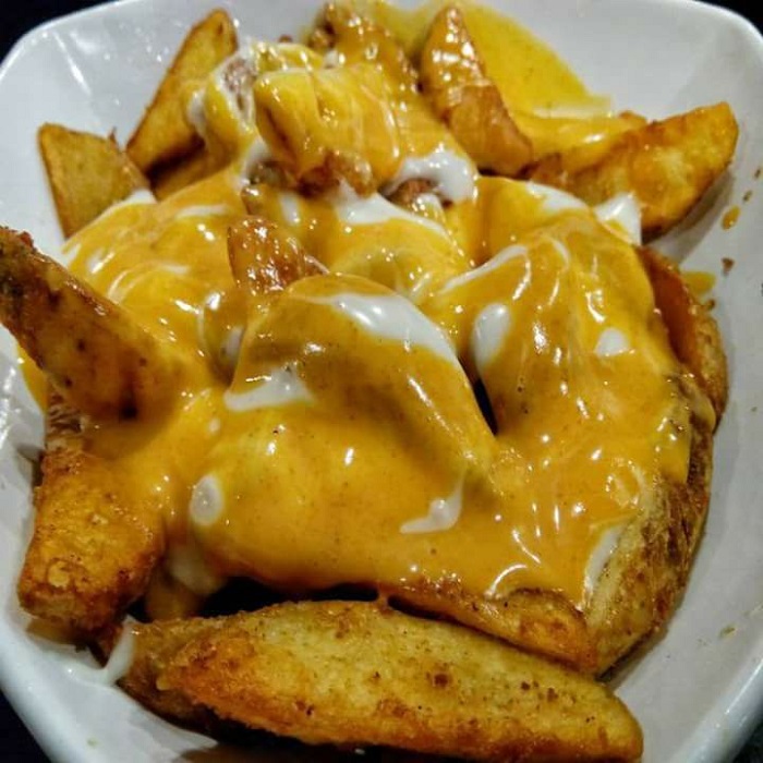 Kentang wedges goreng rangup dengan sos cheesy dan mayonais