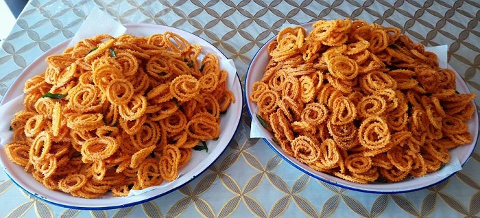 Gambar maruku rangup berbentuk lingkar yang telah siap digoreng