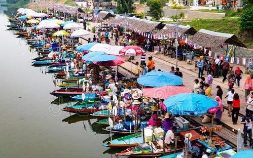 Bot berwarna di Khlong Hae Floating Market