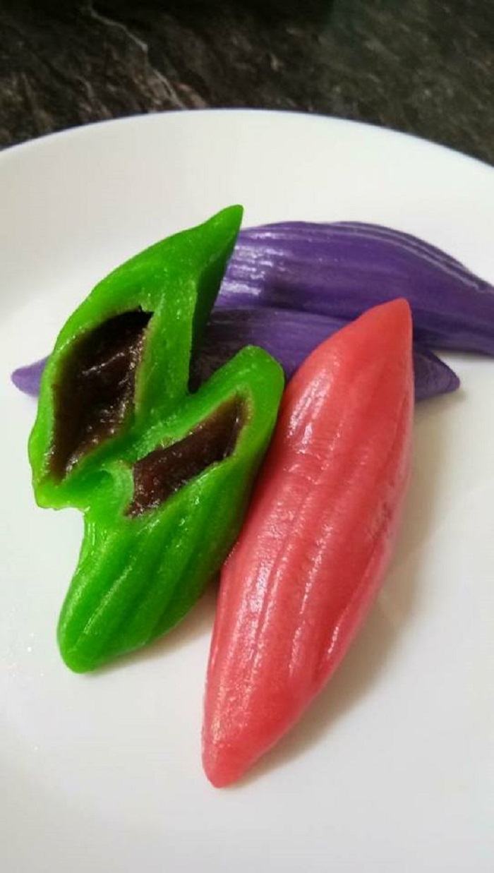 Kuih dangai kukus berkelapa parut dan gula merah dalam acuan kuih lompang.