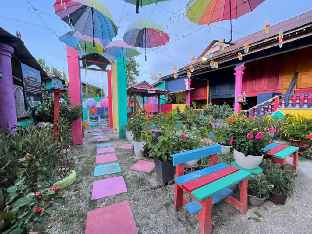 Kampung Seberang Ramai dengan rumah kayu tradisional