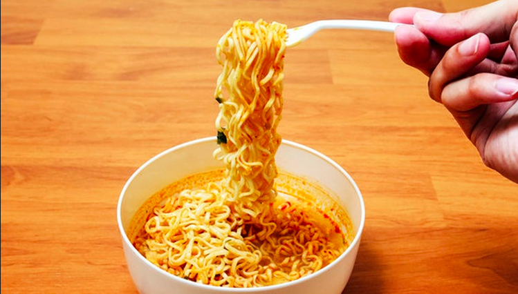 Gambar sekumpulan kanak-kanak sedang menikmati mee segera