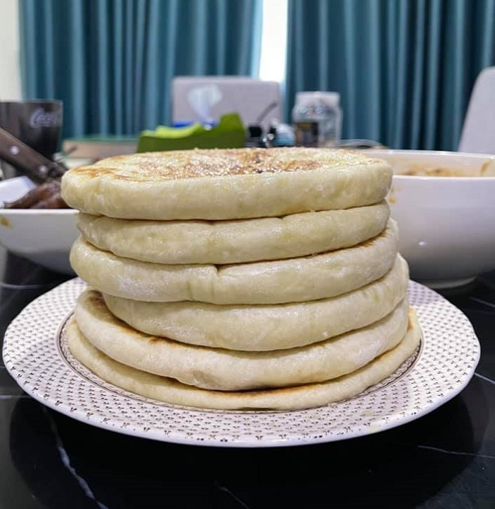 Pelbagai jenis roti homemade yang segar dan sedap tersusun di atas pinggan.