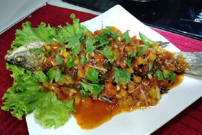 Ikan siakap goreng bersama sos tiga rasa