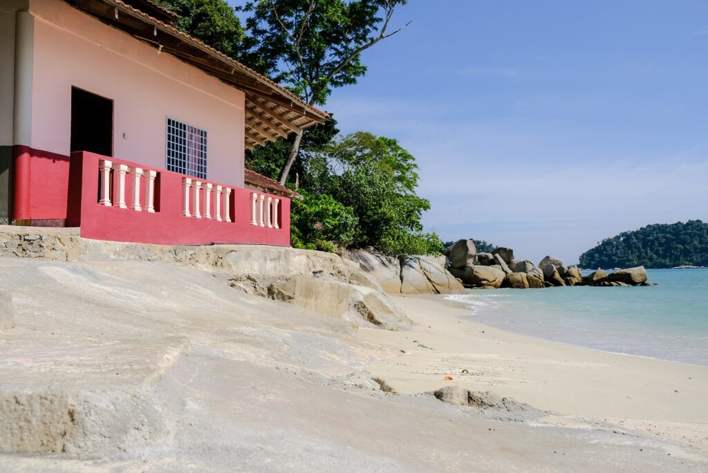 Bangunan D’Senja Beach Resort di tepi pantai